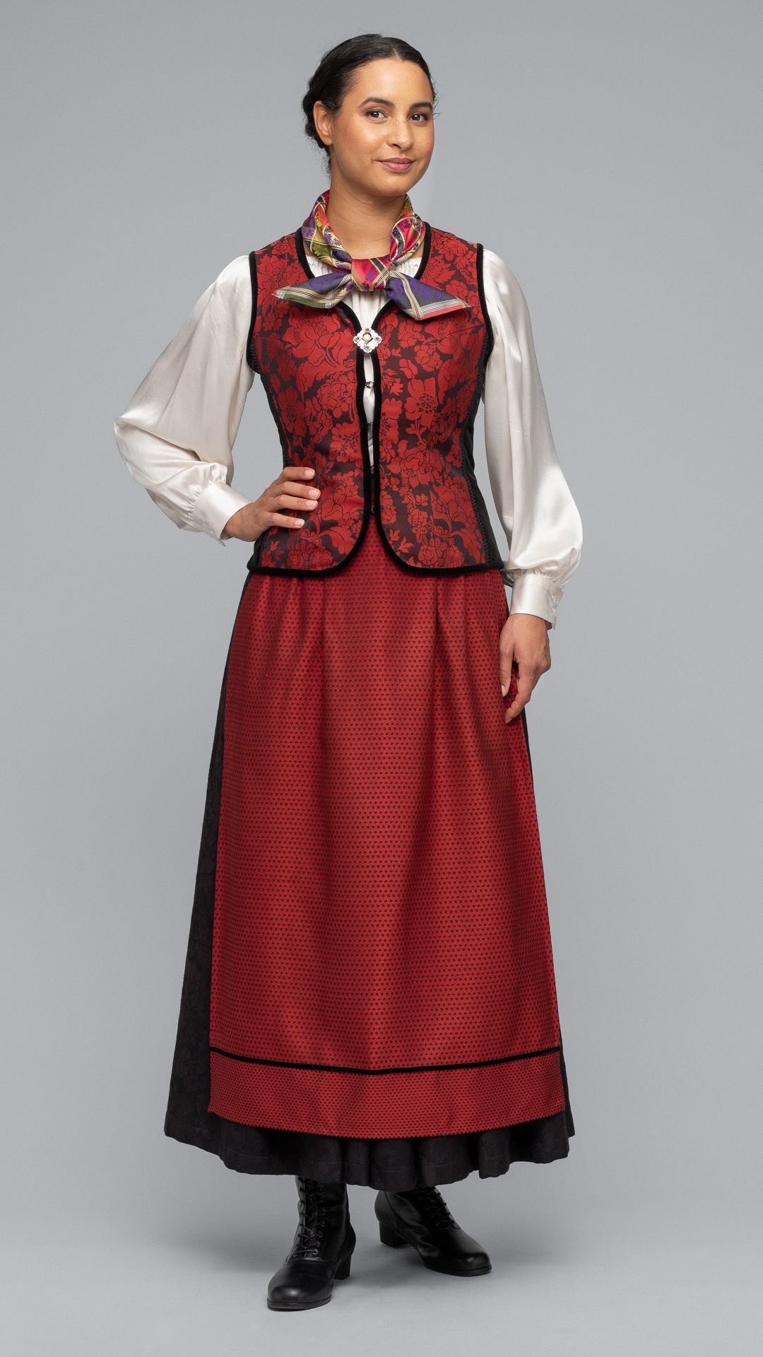 Bilde av Festdrakten «SILKEFIN»