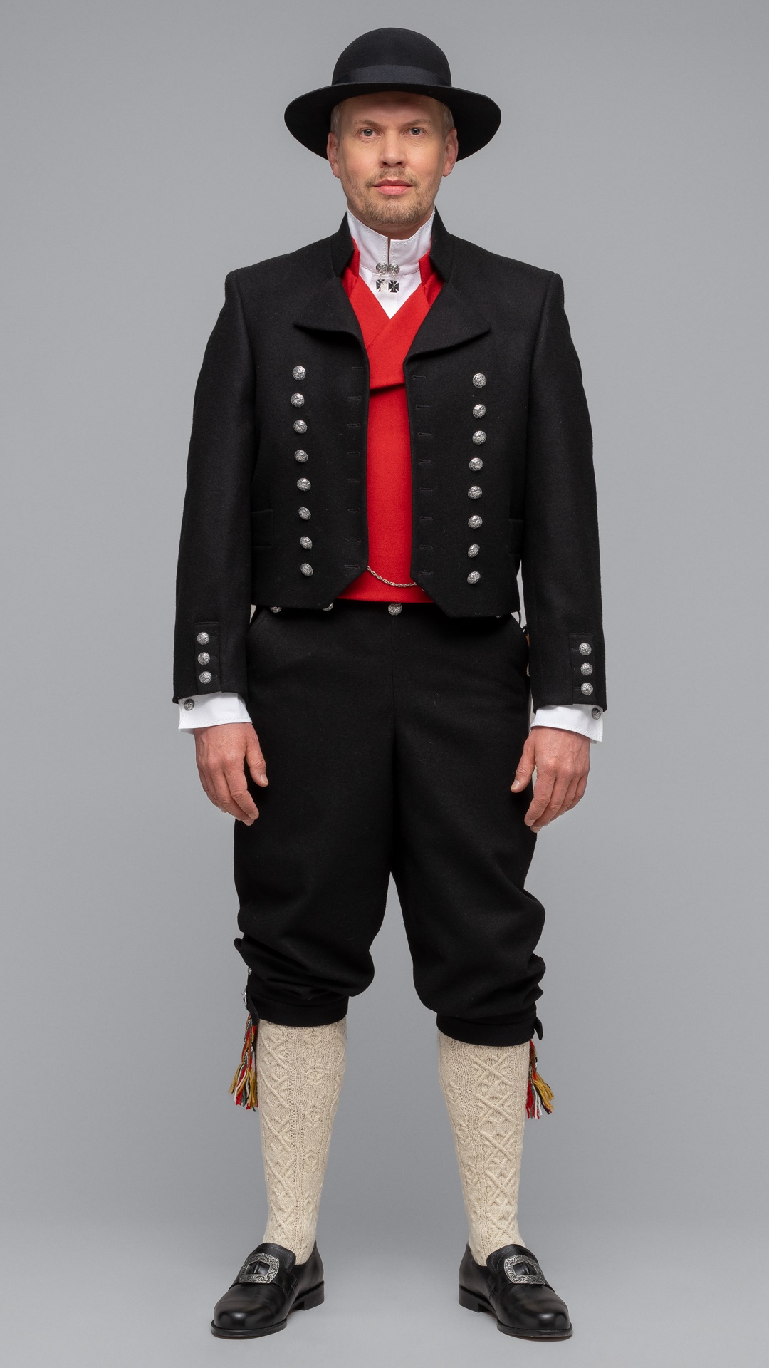 Bilde av Vestfoldbunad herre, Modell Borre rød