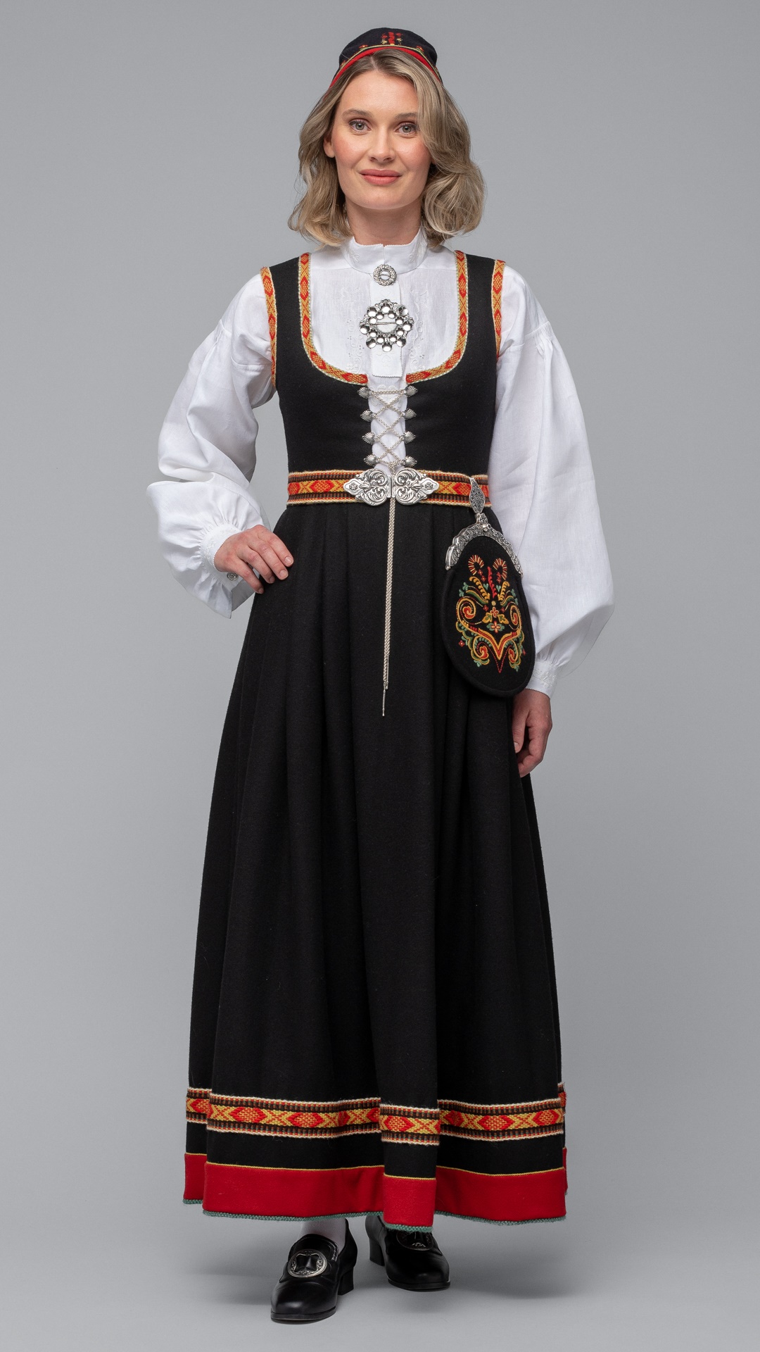 Bilde av Vestfold Husflidslags kvinnebunad - 1932-modell sort