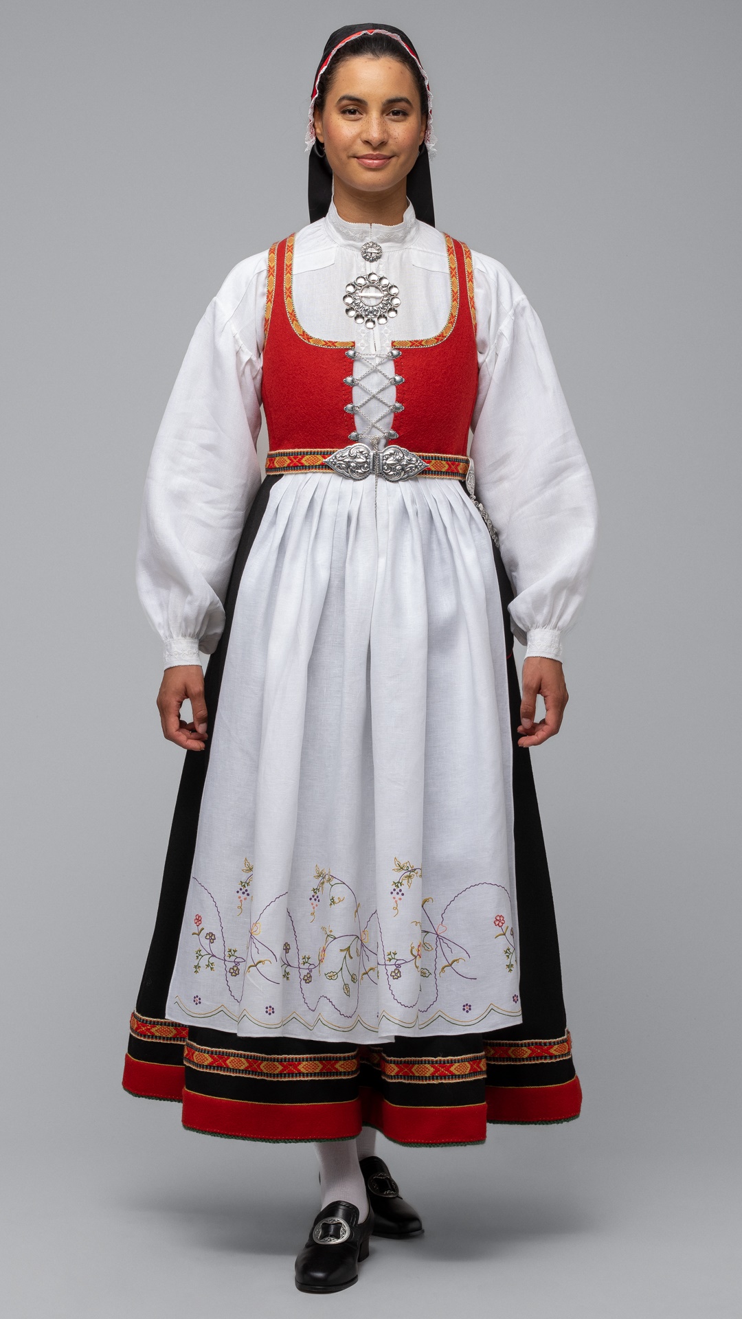 Bilde av Vestfold Husflidslags kvinnebunad - 1956-modell rød/sort