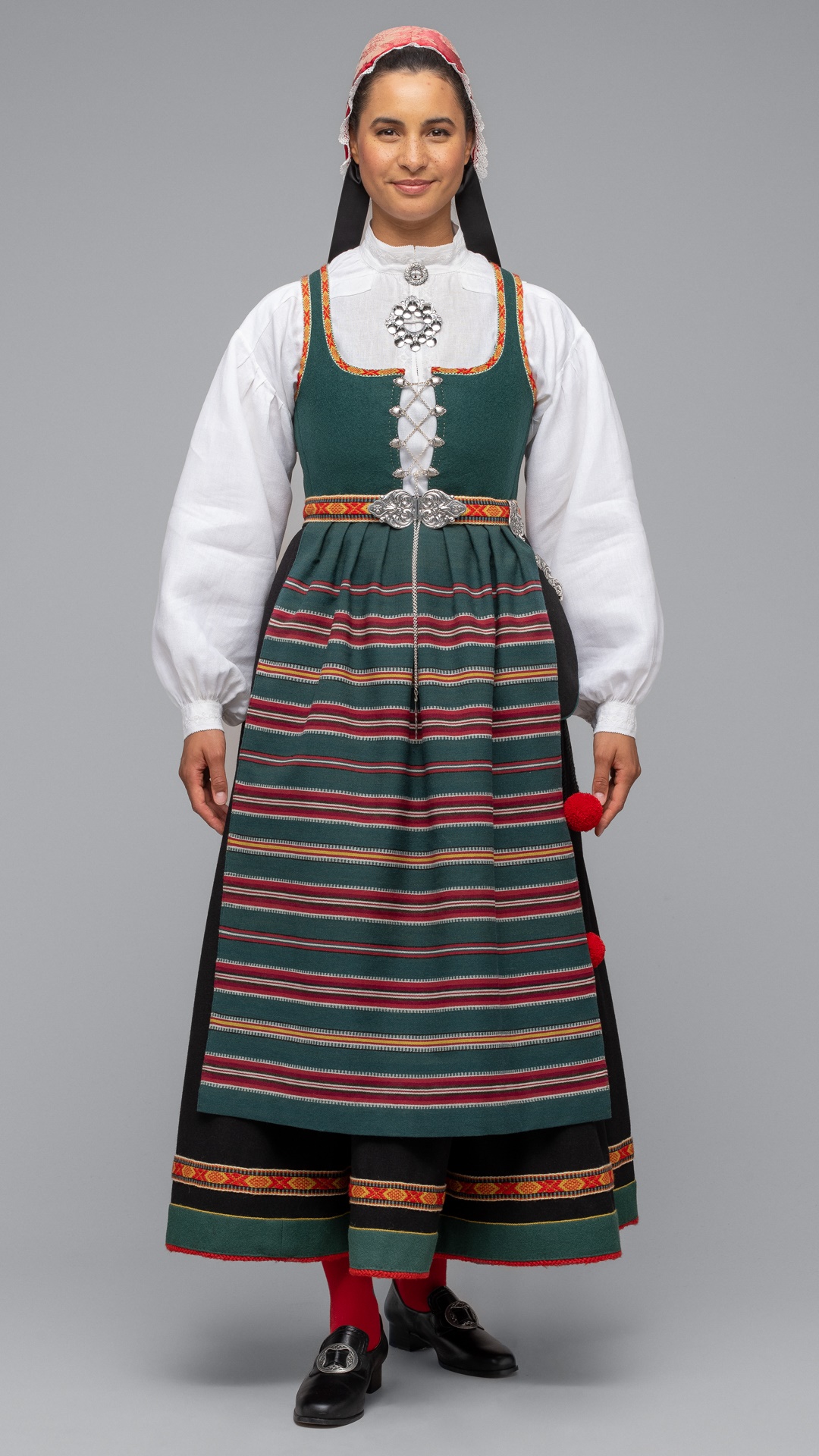 Bilde av Vestfold Husflidslags kvinnebunad - 1956-modell grønn/sort