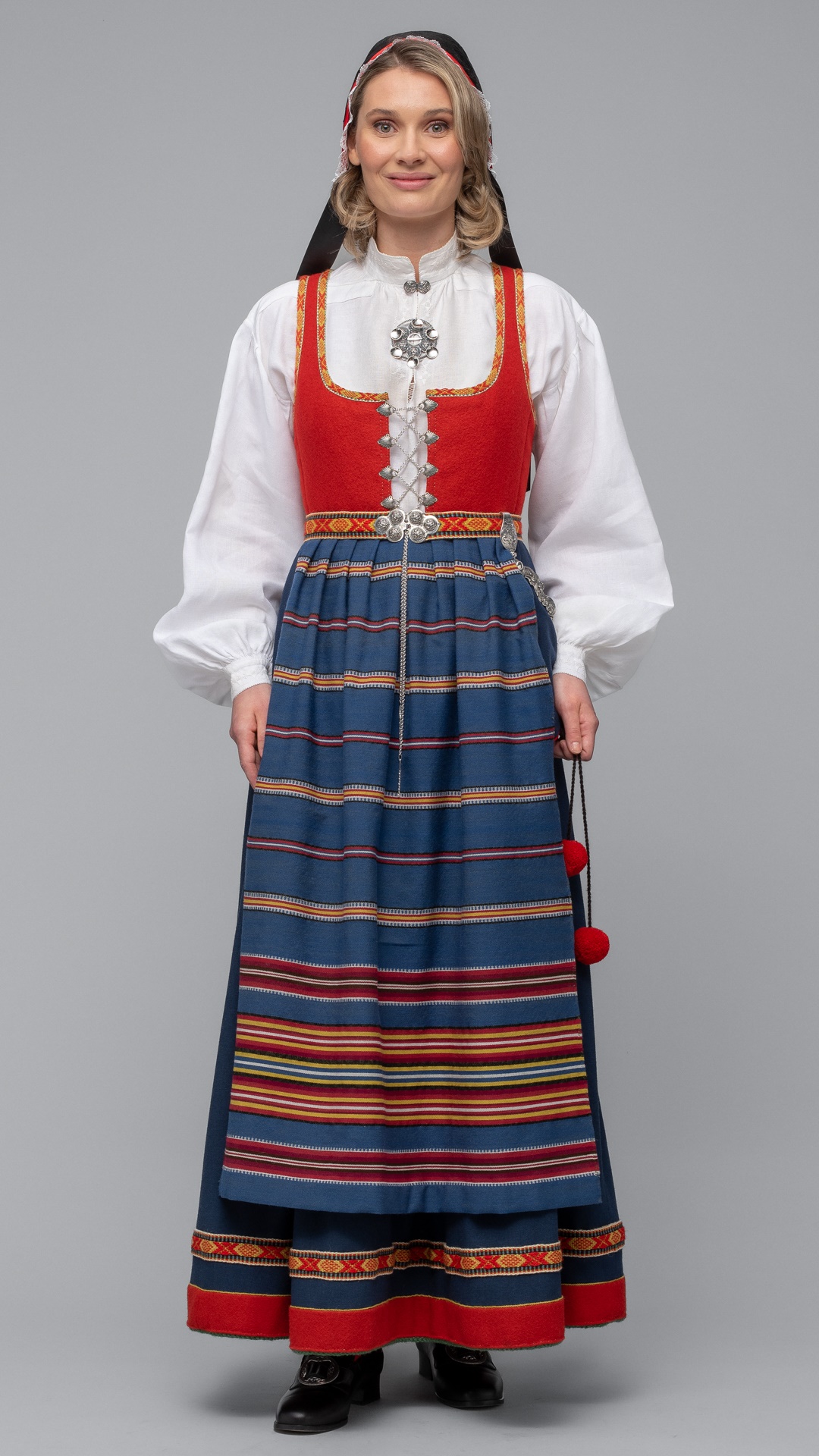 Bilde av Vestfold Husflidslags kvinnebunad - 1956-modell rød/blå