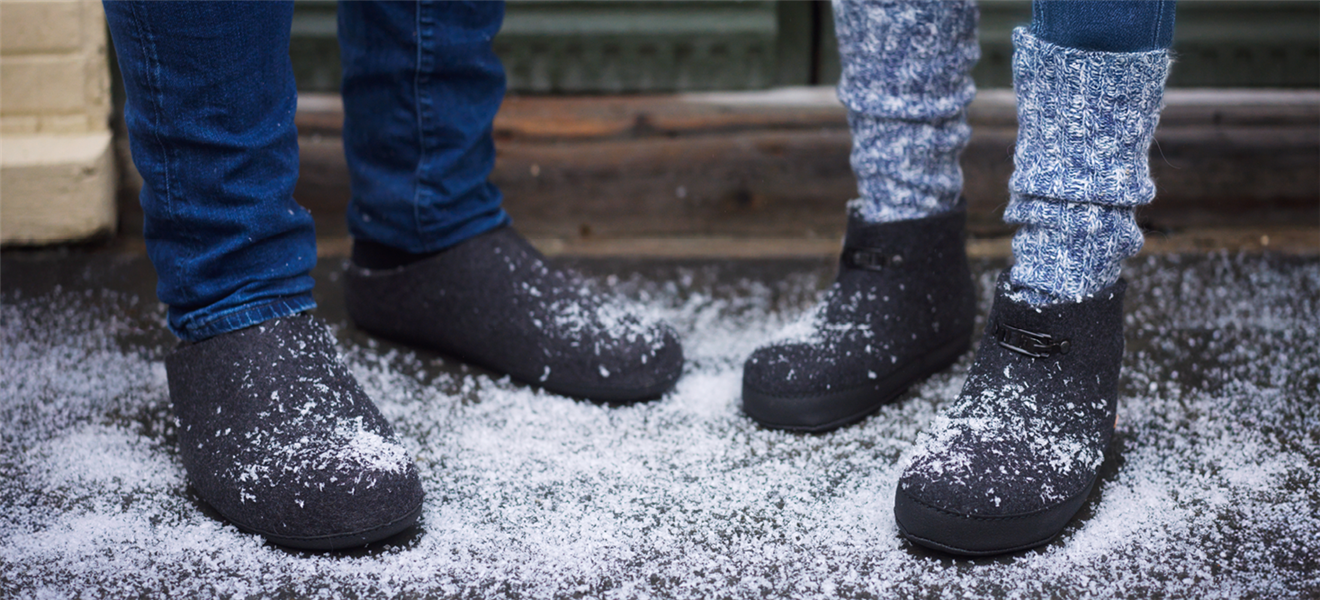 Pledd, tøfler og pute på stol i frosten