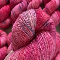 Bilde av RØDE EPLA – Håndfarget Finull 100g