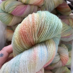 Bilde av BLOMSTERENG – Håndfarget Finull 100g