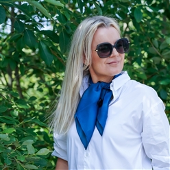 Bilde av Silkeskjerf Fly high Blue 65x65 cm