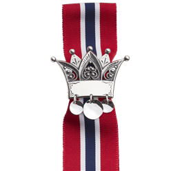 Bilde av 17.mai-sløyfepin 2i1 med graveringsfelt, oksidert