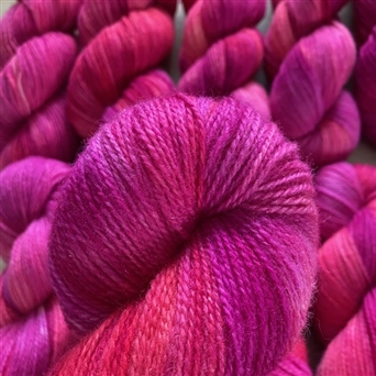 Bilde av BLOMSTERERT – Håndfarget Finull 100g