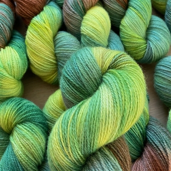 Bilde av DANS PÅ PLATTEN – Håndfarget Finull 100g