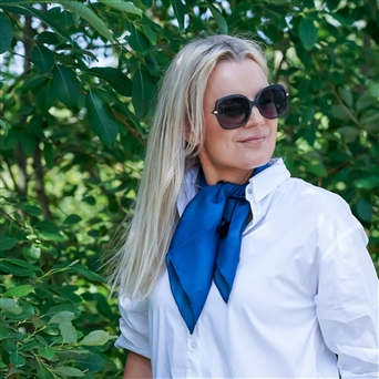 Bilde av Silkeskjerf Fly high Blue 65x65 cm