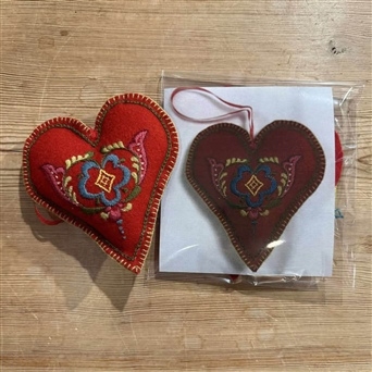 Bilde av Rødt hjerte Nr. 1 Broderi Materialpakke Nålepute 