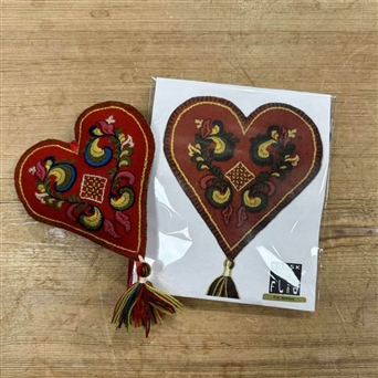 Bilde av Rødt hjerte Nr. 2 Broderi Materialpakke Nålepute 