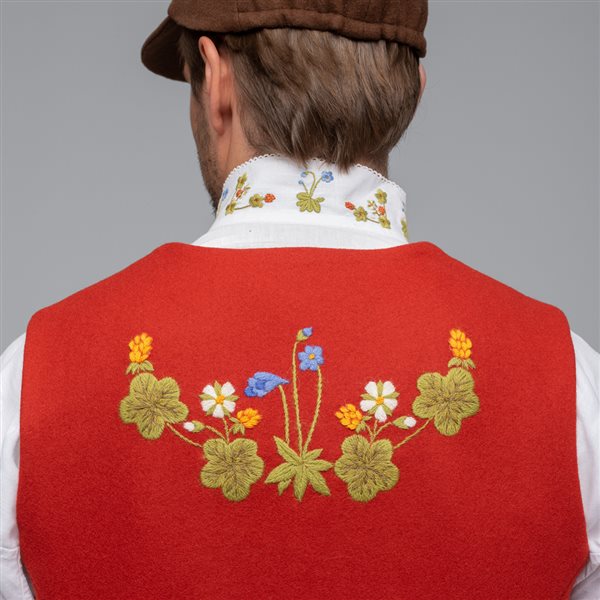 MATERIALPAKKE VEST FERDIG BRODERT, TIL SENJA FESTDRAKT FOR HERRE