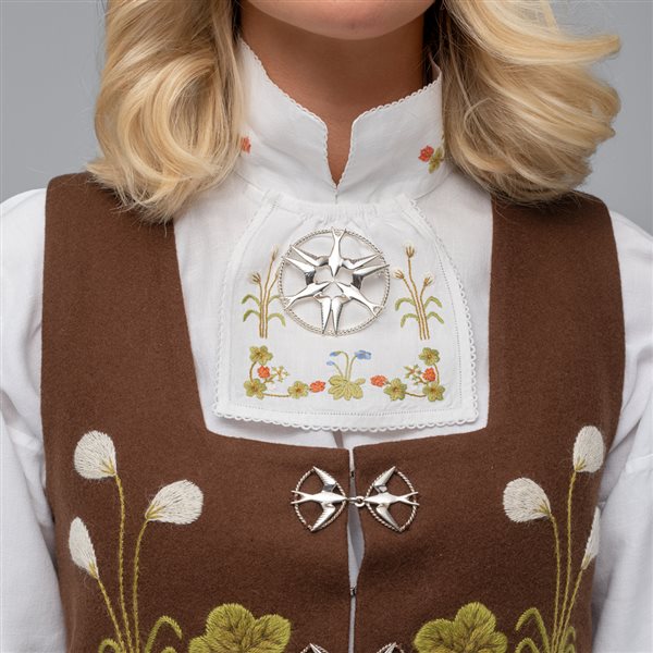 MATERIALPAKKE SKJORTE TIL SENJA FESTDRAKT FOR KVINNER