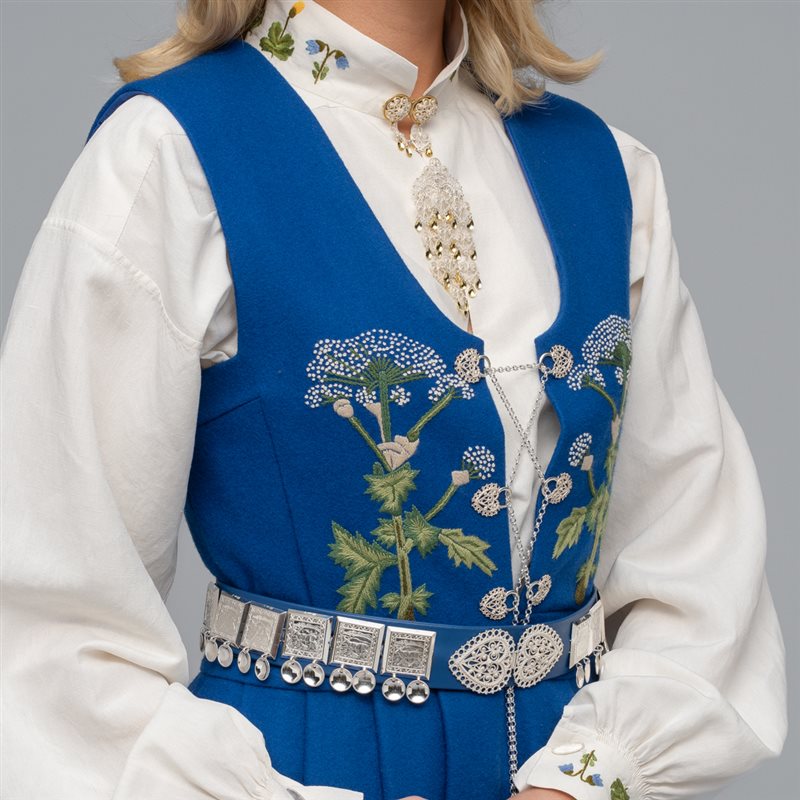 PRØVELAPP FOR BRODERING AV TROMSØ FESTDRAKT