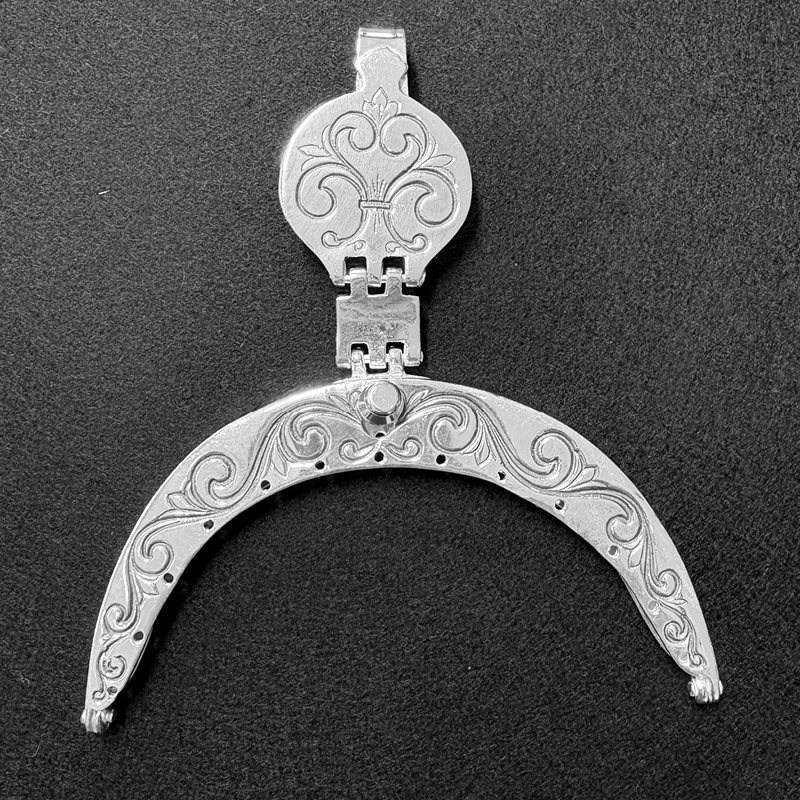 Veskelås til Nordmørsbunaden i forsølvet messing